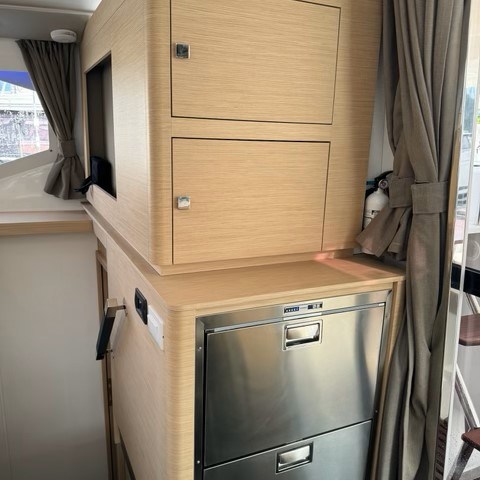 a refrigerator freezer Astrea42main