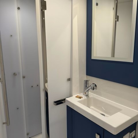 Astrea42maincabinhead2